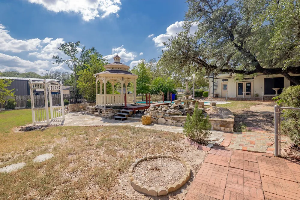 1101 Clark Street Yoakum, TX 77995