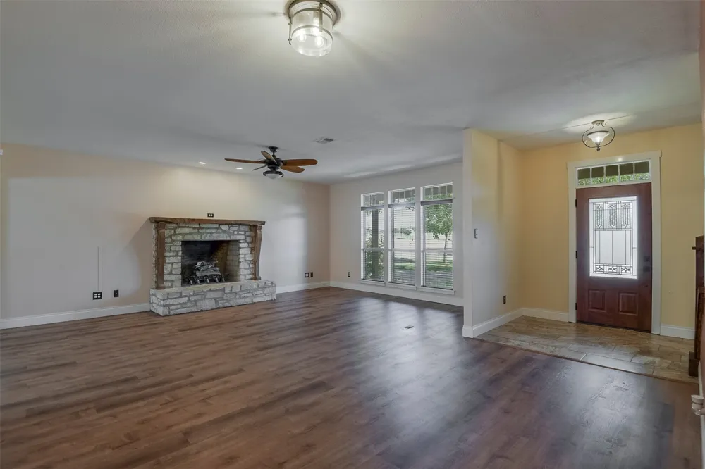 102 Tiffany Trail Weatherford, TX 76086