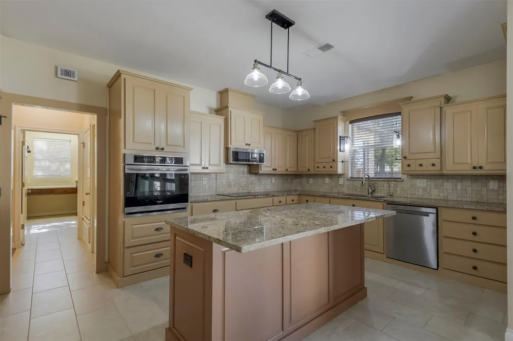 102 Tiffany Trail Weatherford, TX 76086