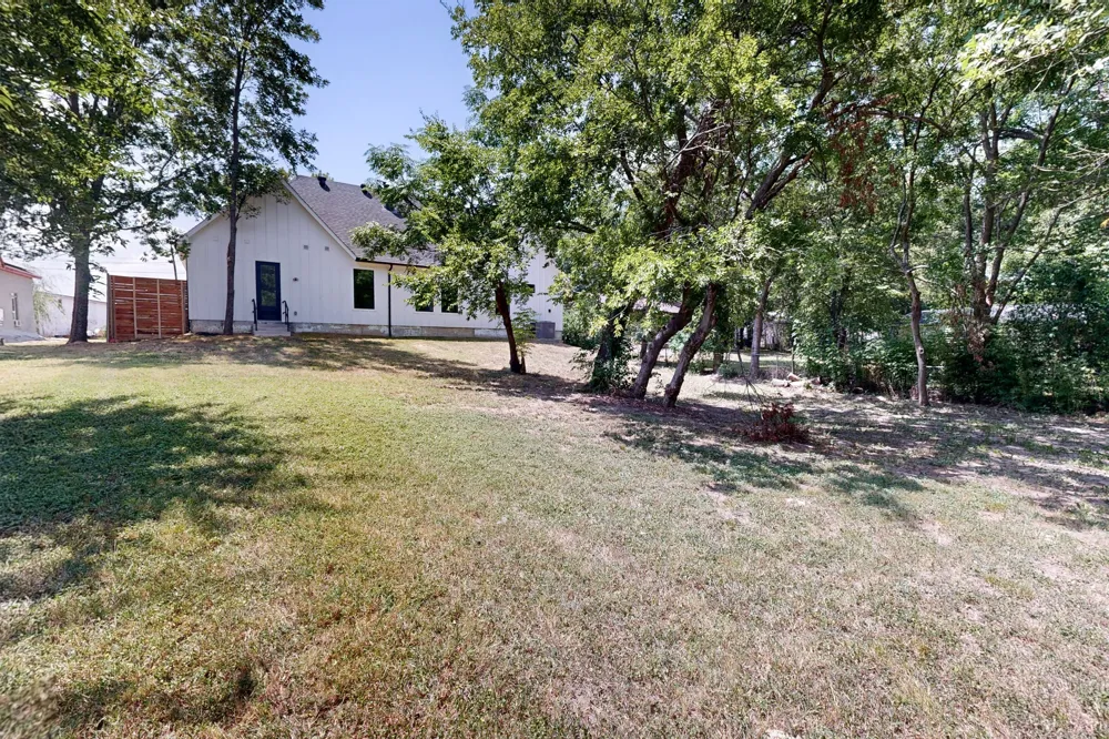 609 E Grove Street Kaufman, TX 75142