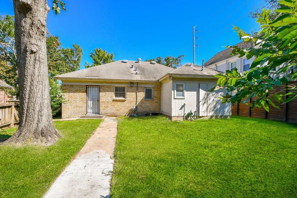 1932 Canterbury Street Houston, TX 77030