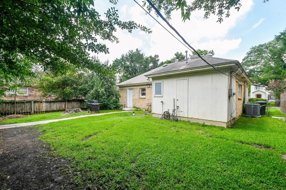 1932 Canterbury Street Houston, TX 77030