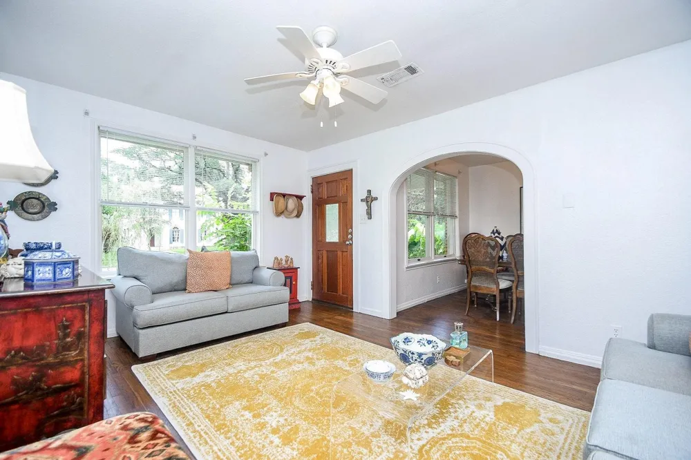 1932 Canterbury Street Houston, TX 77030