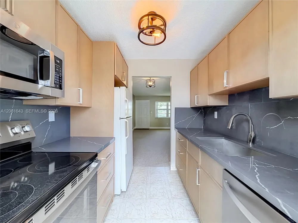 6211 SW 37th St #108 Davie, FL 33314