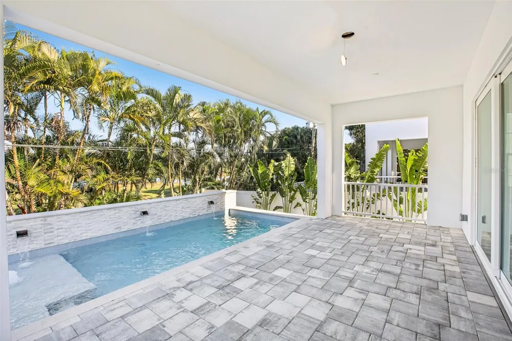 126 RICARDO WAY NE St Petersburg, FL 33704