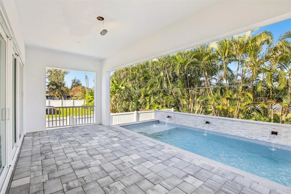 126 RICARDO WAY NE St Petersburg, FL 33704
