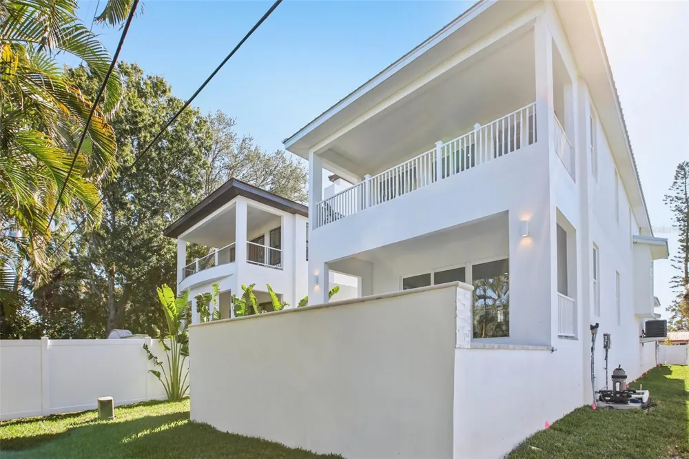 126 RICARDO WAY NE St Petersburg, FL 33704