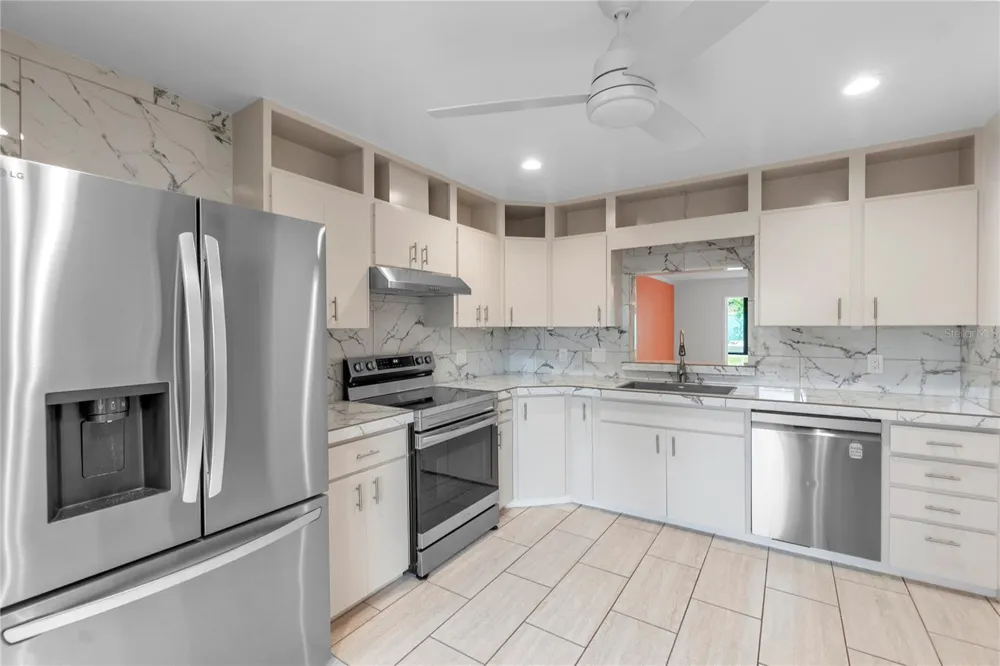 511 LAKESIDE DRIVE #511 Bradenton, FL 34210