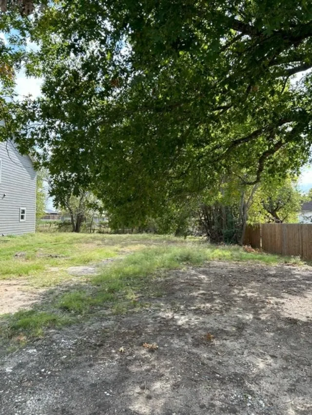 402 E Bonham Street Tom Bean, TX 75491
