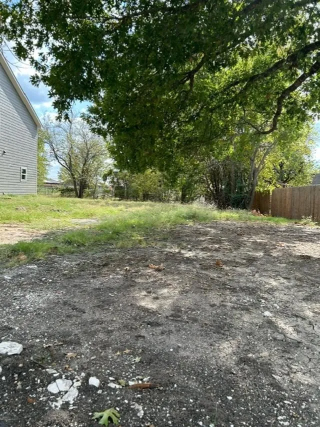 402 E Bonham Street Tom Bean, TX 75491