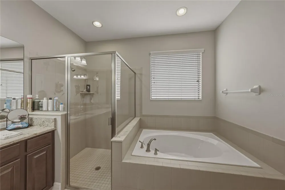 1894 VIA LAGO DRIVE Lakeland, FL 33810