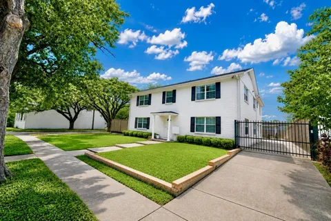 2126 Banks Street #2