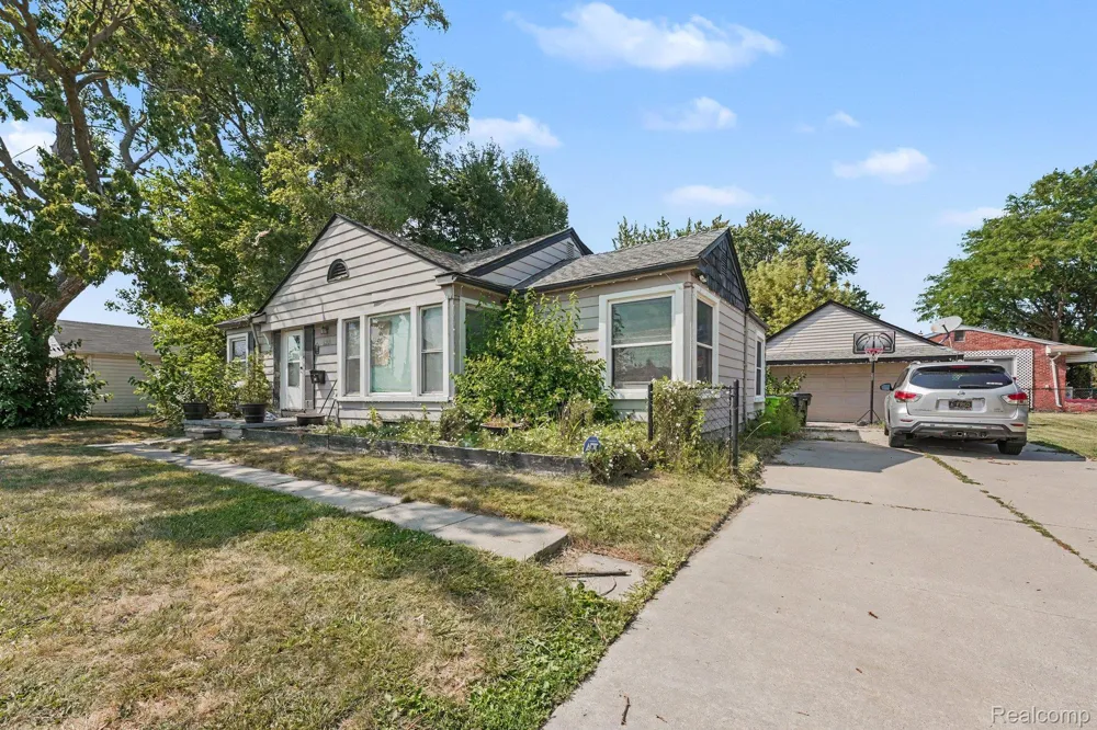 18553 E 10 Mile Road Roseville City, MI 48066