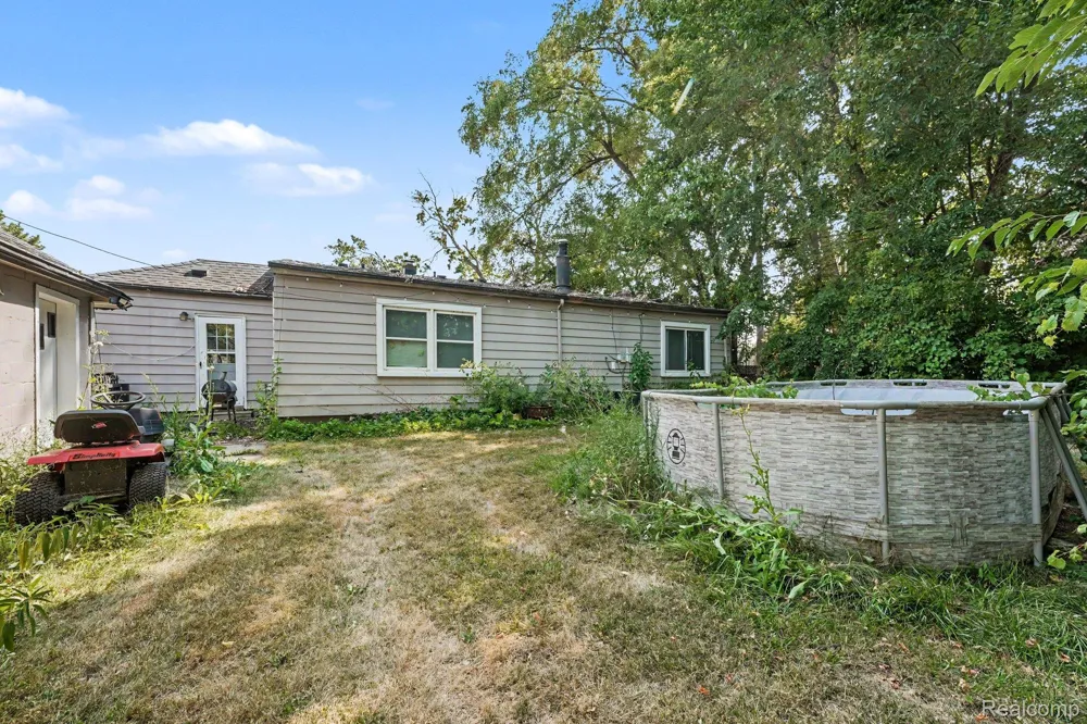 18553 E 10 Mile Road Roseville City, MI 48066