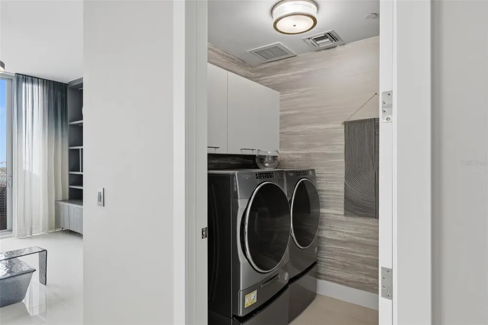 1155 GULFSTREAM AVENUE #807 Sarasota, FL 34236