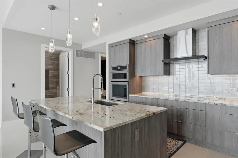 1155 GULFSTREAM AVENUE #807 Sarasota, FL 34236