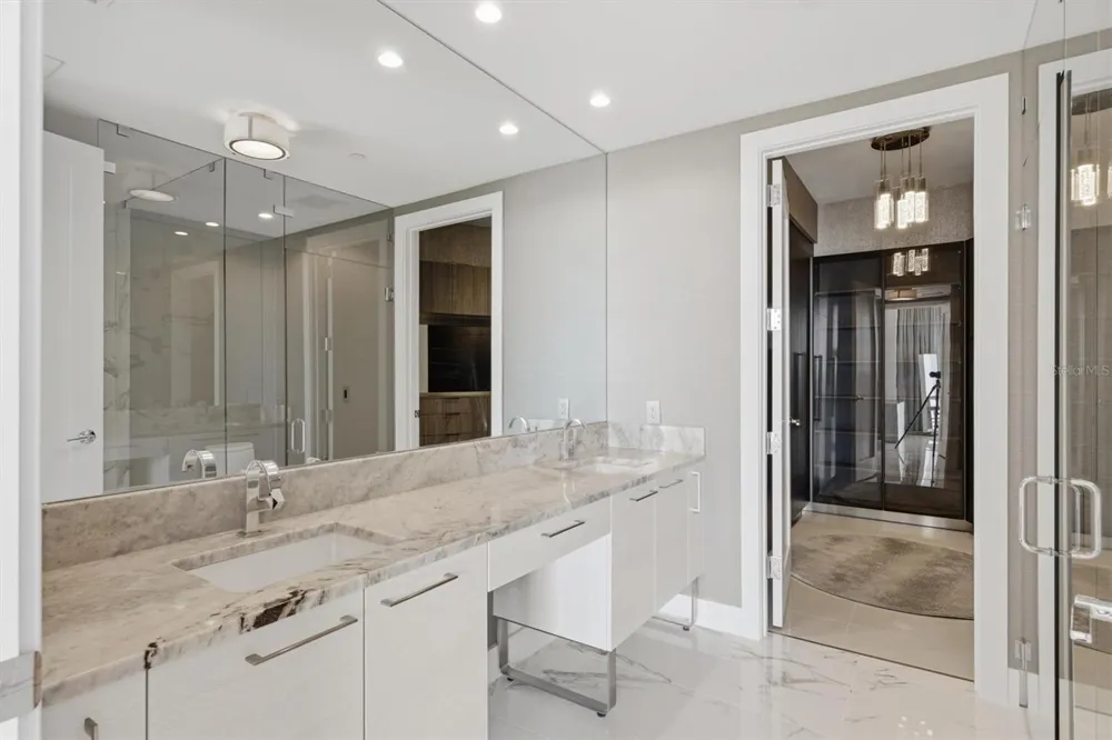1155 GULFSTREAM AVENUE #807 Sarasota, FL 34236