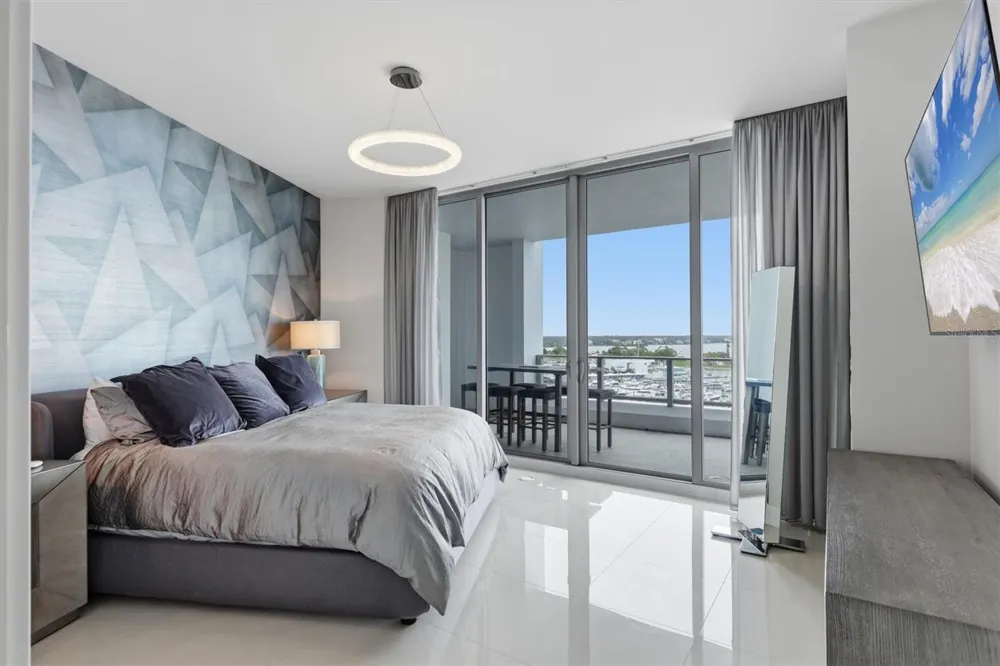 1155 GULFSTREAM AVENUE #807 Sarasota, FL 34236