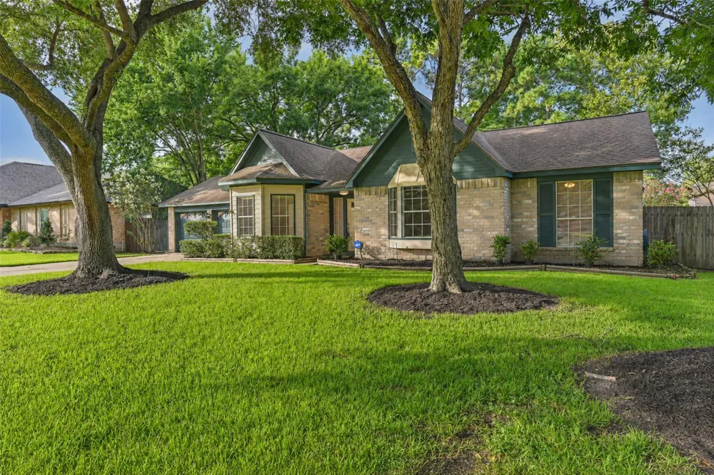 1504 Windsor Drive Friendswood, TX 77546