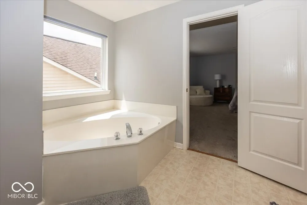 8867 White Tail Trail McCordsville, IN 46055