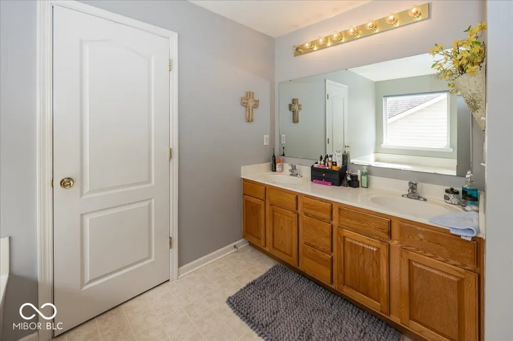 8867 White Tail Trail McCordsville, IN 46055