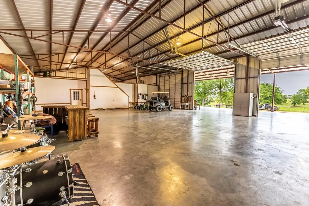 7680 Highway 36 Bellville, TX 77418