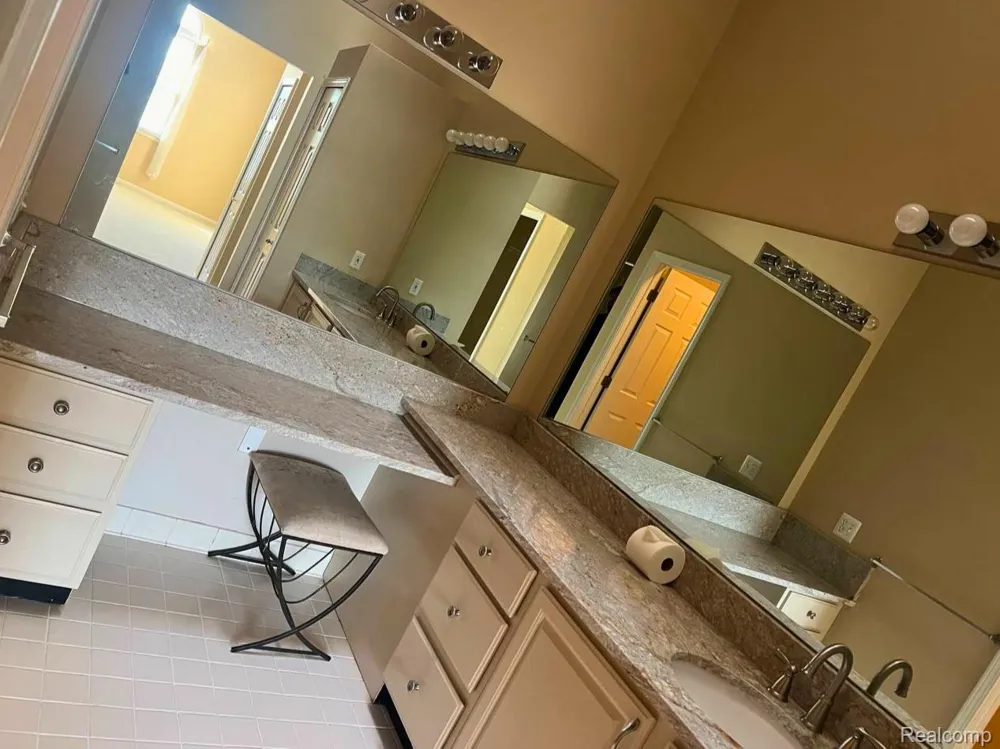 49862 Pointe Crossing Plymouth Charter Township, MI 48170