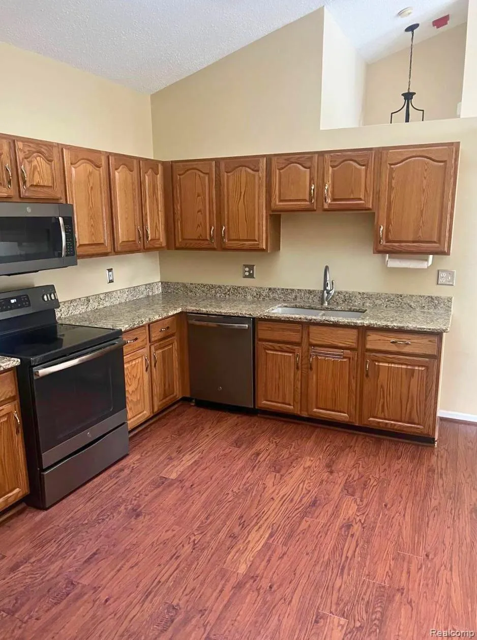 49862 Pointe Crossing Plymouth Charter Township, MI 48170