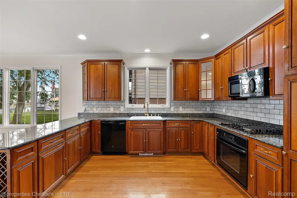 31975 Riverdale Street Harrison Charter Township, MI 48045