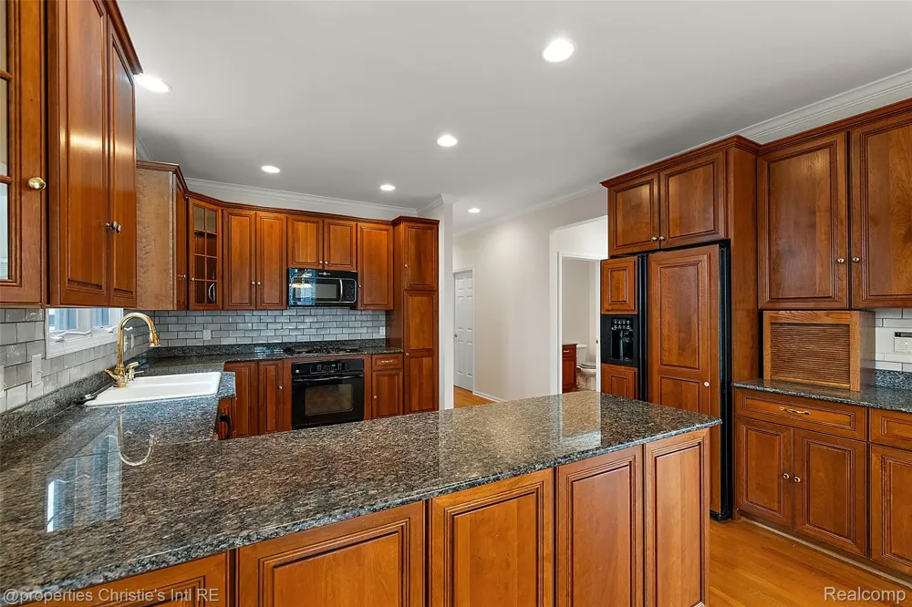 31975 Riverdale Street Harrison Charter Township, MI 48045