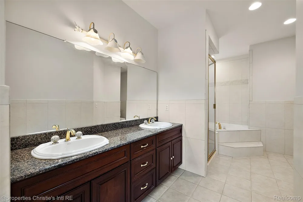 31975 Riverdale Street Harrison Charter Township, MI 48045