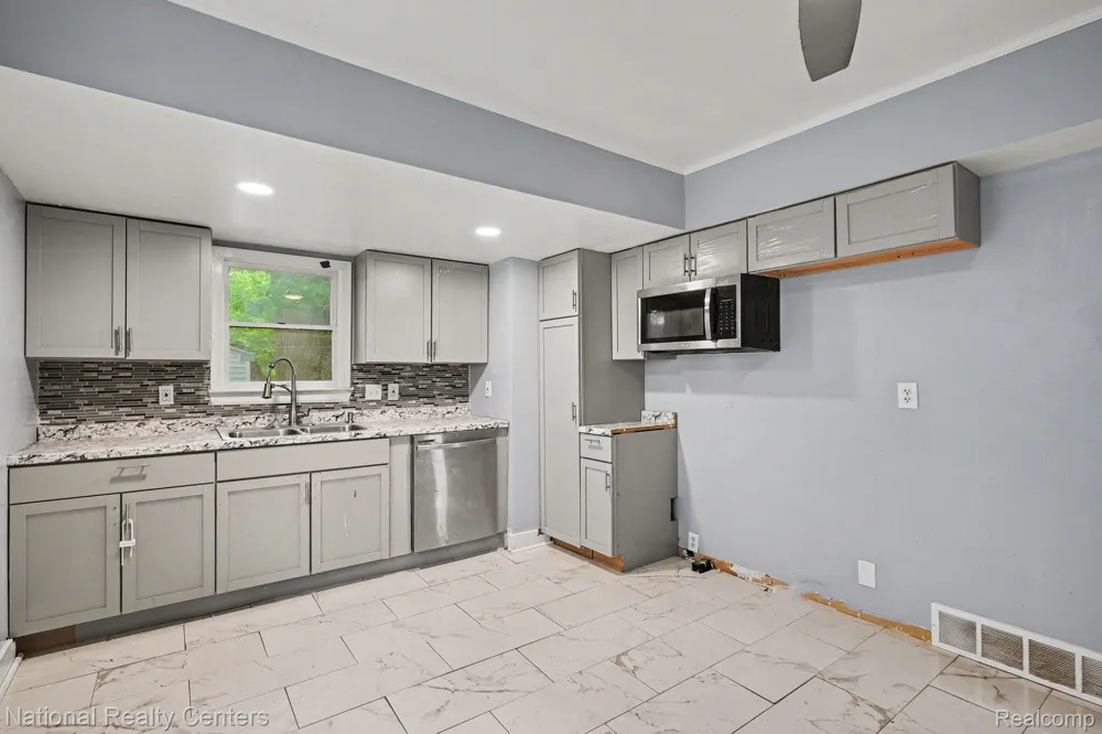 1981 Roslyn Road Grosse Pointe City, MI 48236