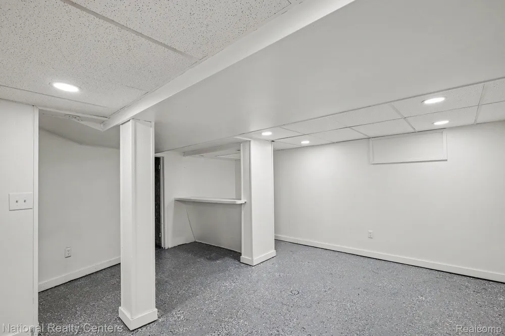 1981 Roslyn Road Grosse Pointe City, MI 48236