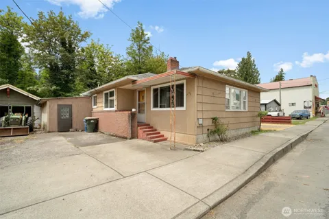 211 NW Kerron Avenue