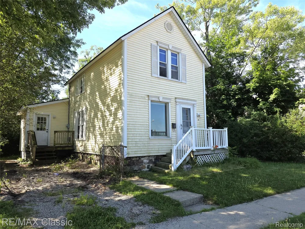 18 Stanton Street Oxford Village, MI 48371