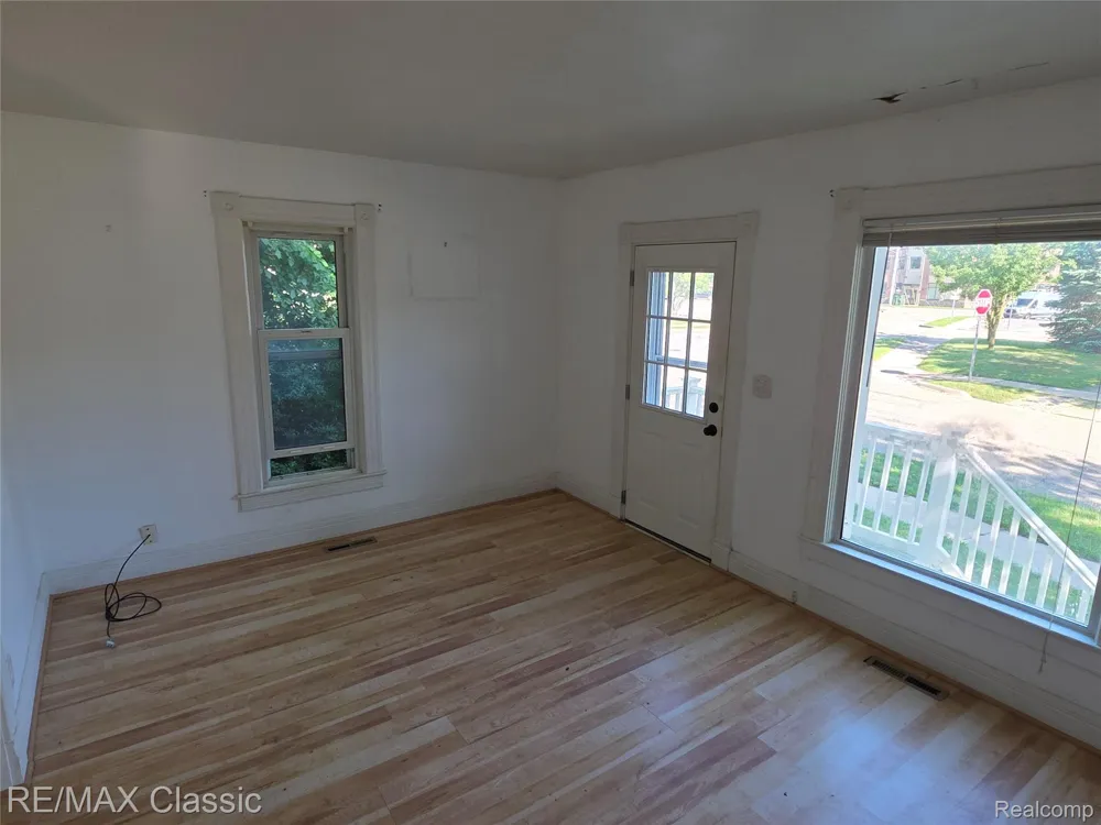 18 Stanton Street Oxford Village, MI 48371