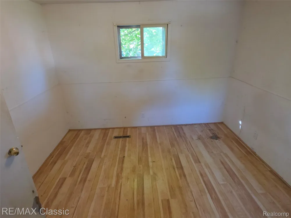 18 Stanton Street Oxford Village, MI 48371