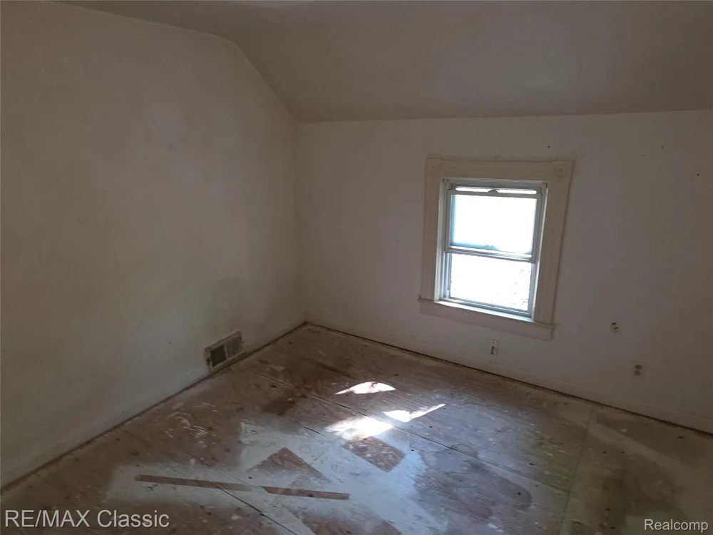 18 Stanton Street Oxford Village, MI 48371