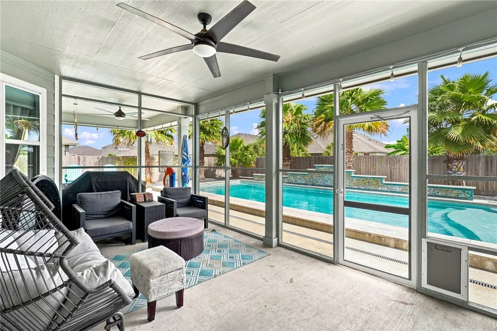 137 Angel Oak Drive Rockport, TX 78382