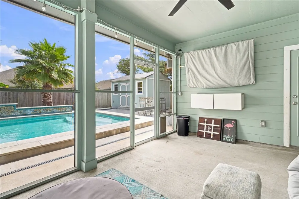 137 Angel Oak Drive Rockport, TX 78382