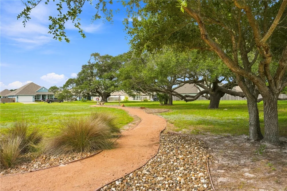 137 Angel Oak Drive Rockport, TX 78382