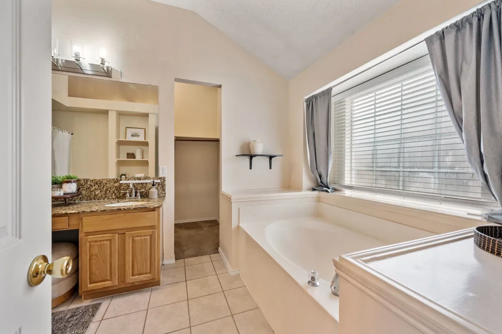4700 Woodhaven Haltom City, TX 76137