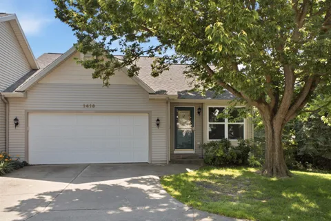 1416 Woodlawn Cmns
