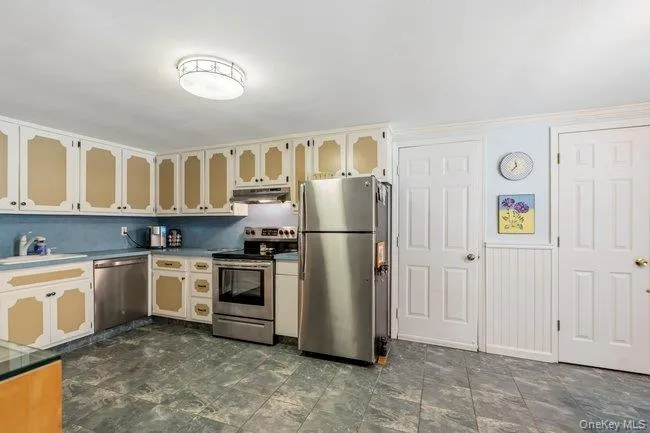 1 Grendon Lane Farmingville, NY 11738