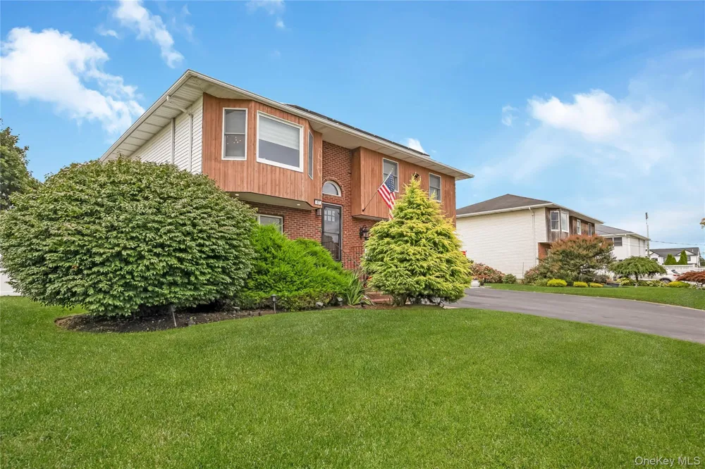 17 E Lincoln Avenue Massapequa, NY 11758