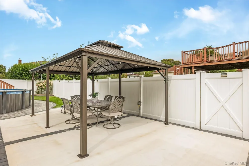 17 E Lincoln Avenue Massapequa, NY 11758