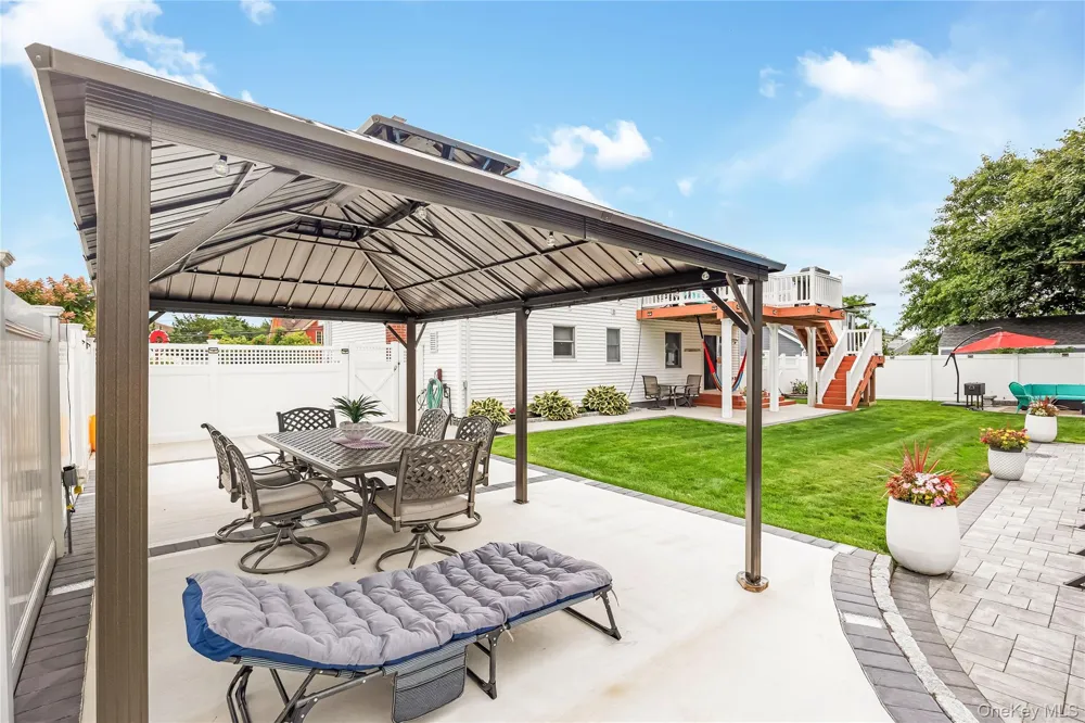 17 E Lincoln Avenue Massapequa, NY 11758