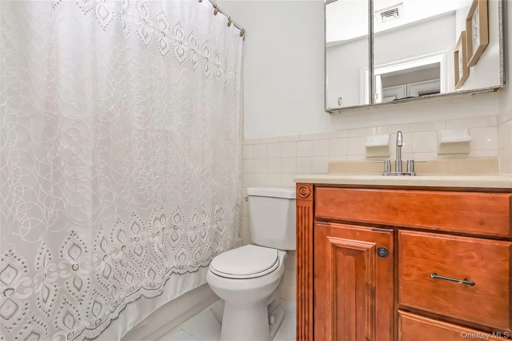 17 E Lincoln Avenue Massapequa, NY 11758