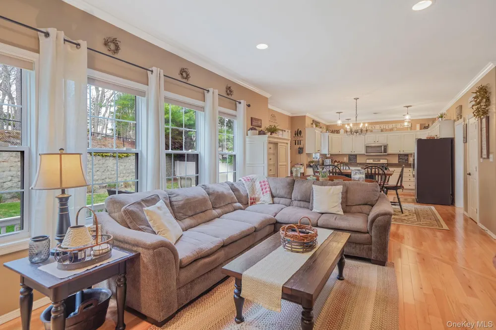 52 Shady View Crossing Manorville, NY 11949