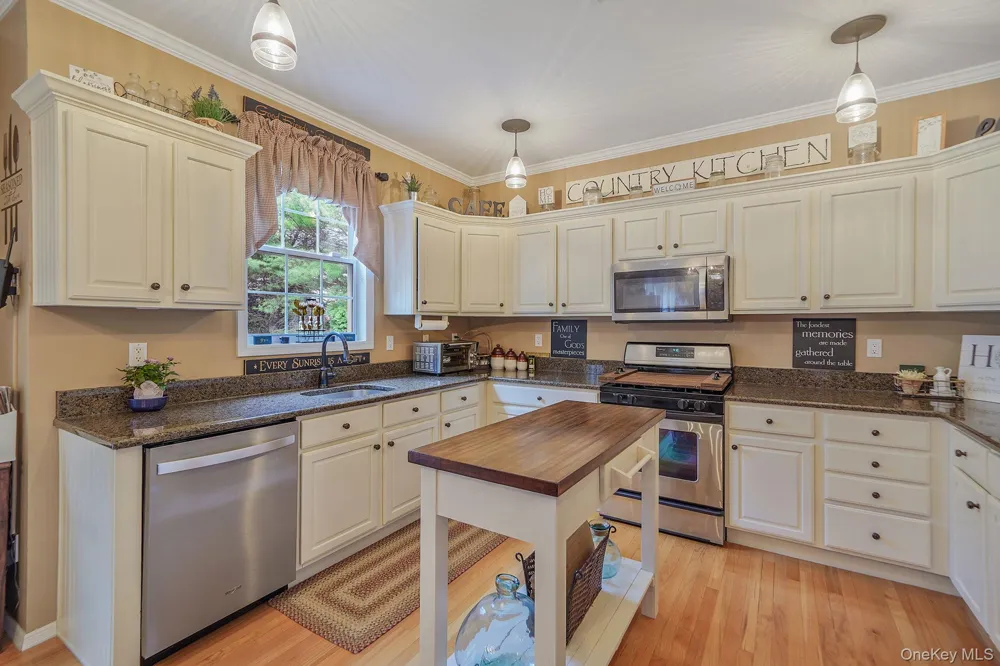 52 Shady View Crossing Manorville, NY 11949